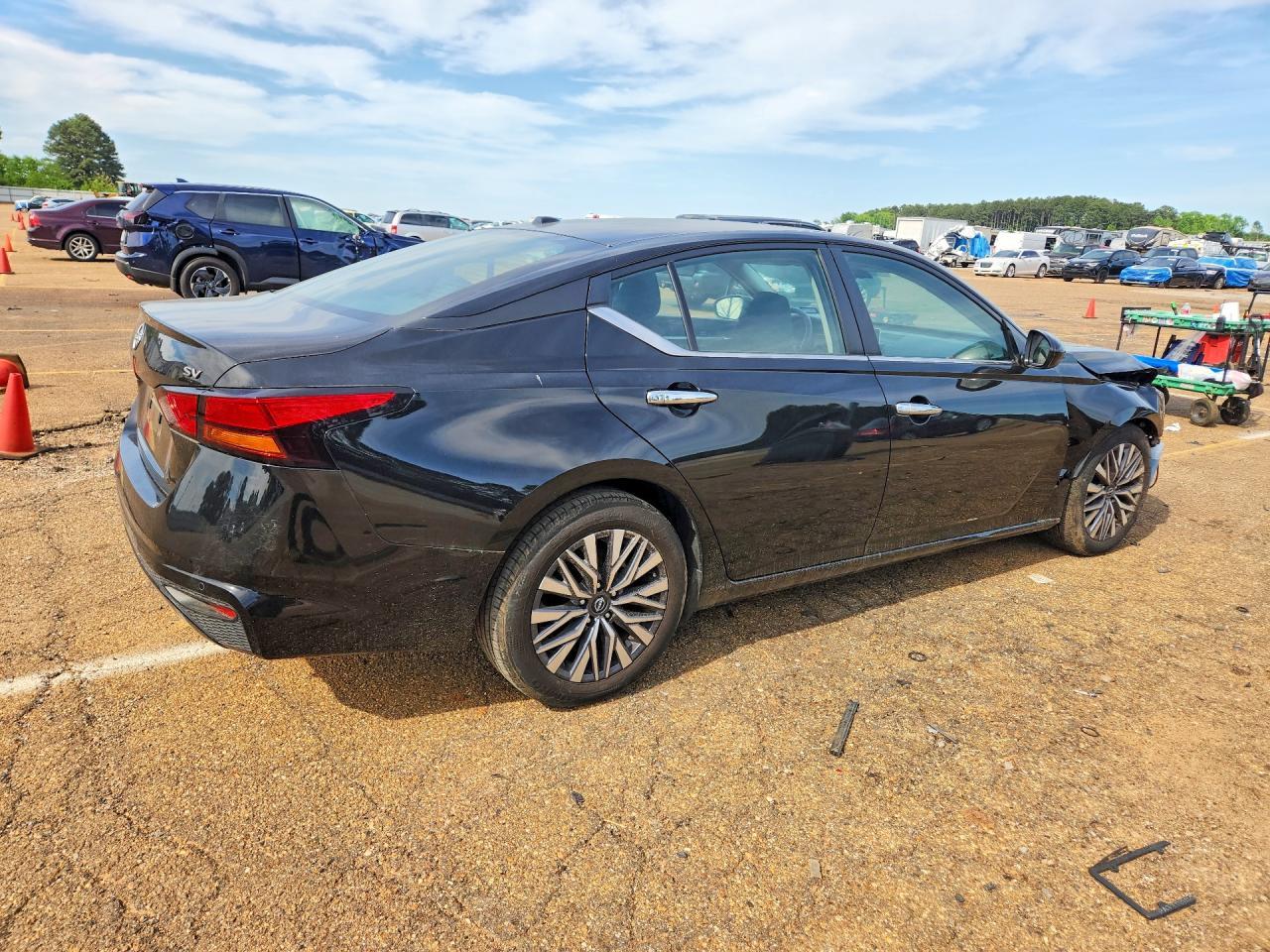 2023 Nissan Altima Sv - Image 3