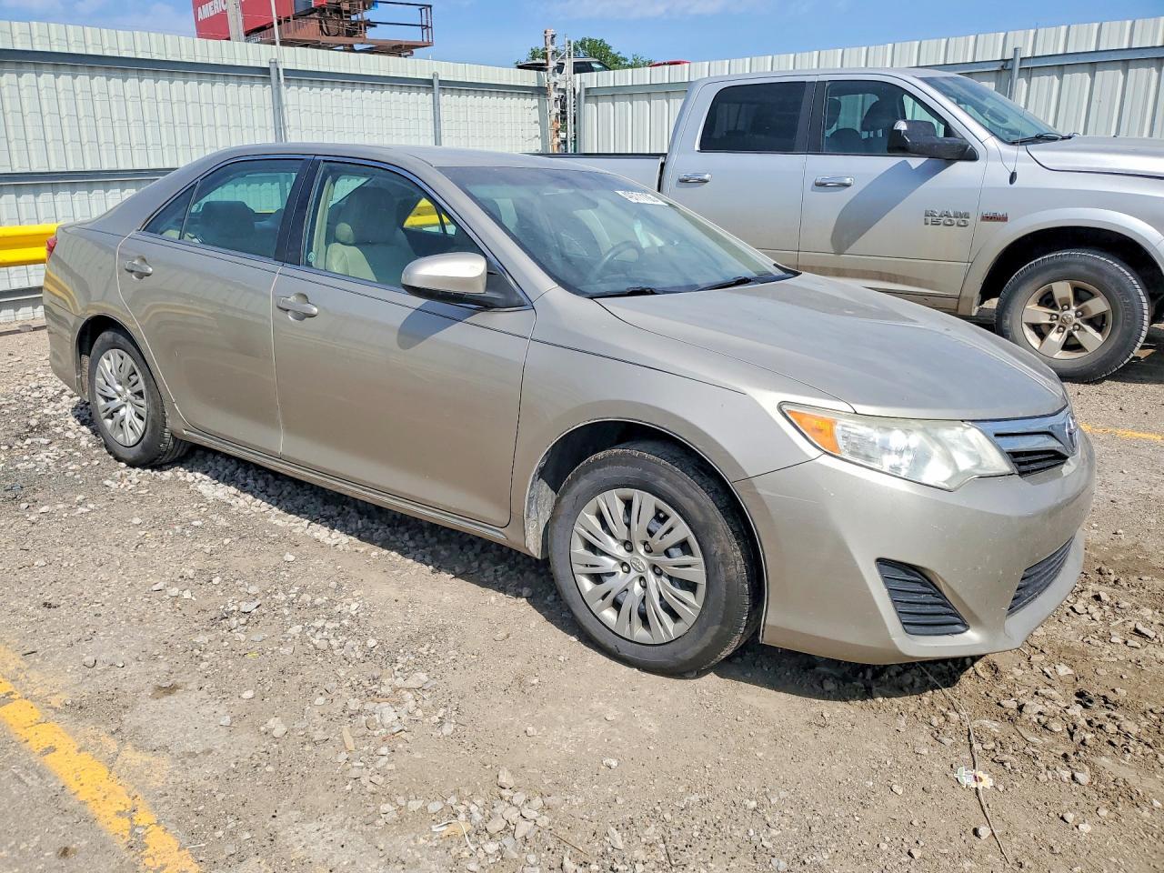 2014 Toyota Camry Le - Фото 4