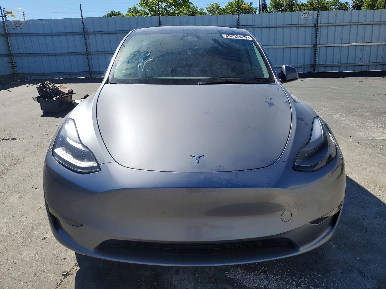 2025 Tesla Model Y - Image 5