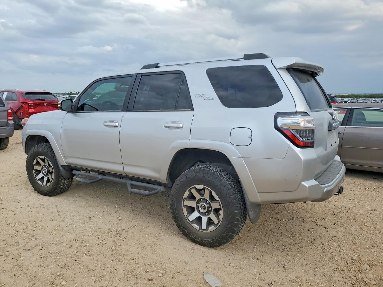 2018 Toyota 4Runner Trd Off-Road Premium - Image 2