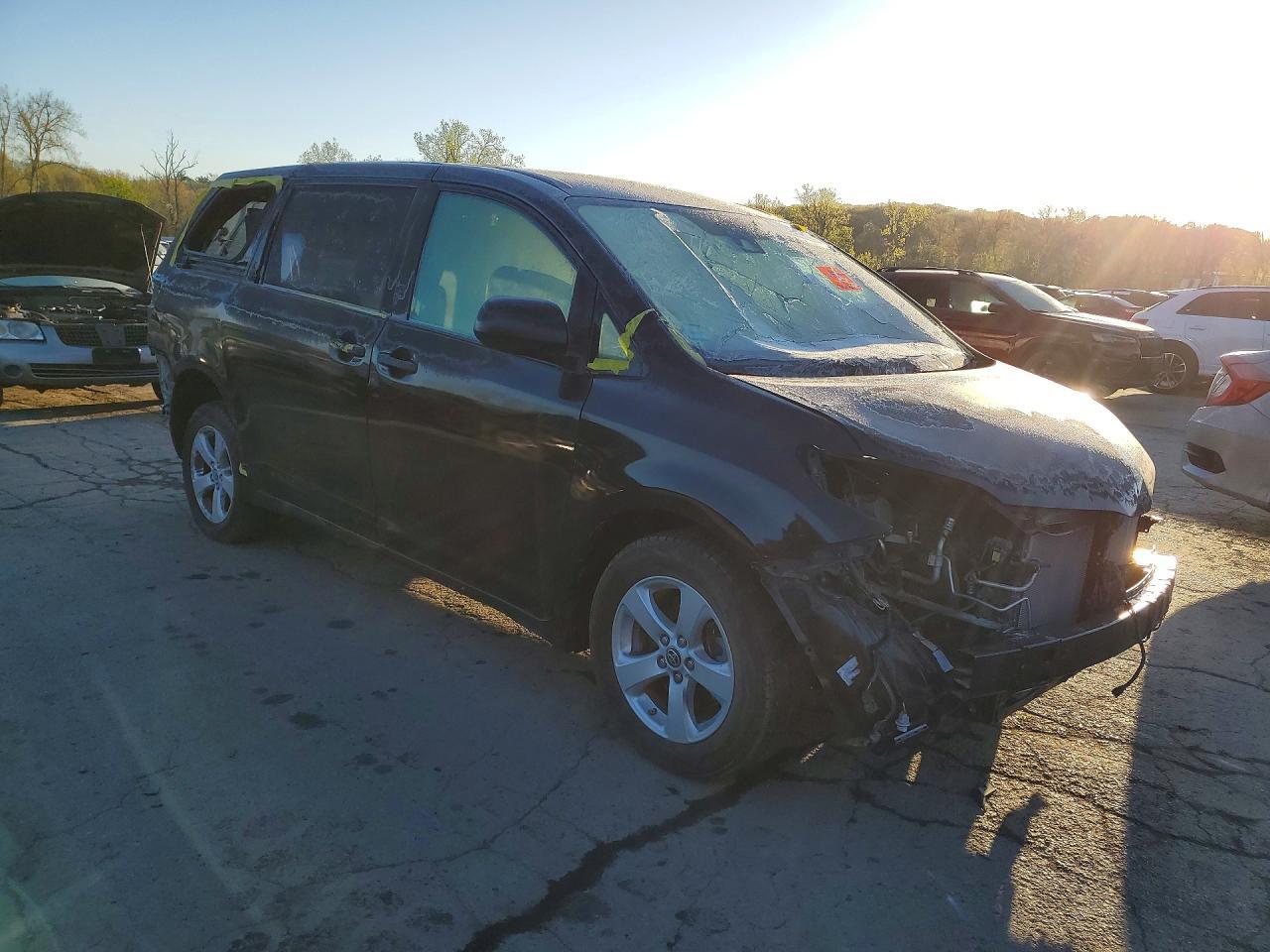 2020 Toyota Sienna L - Image 4