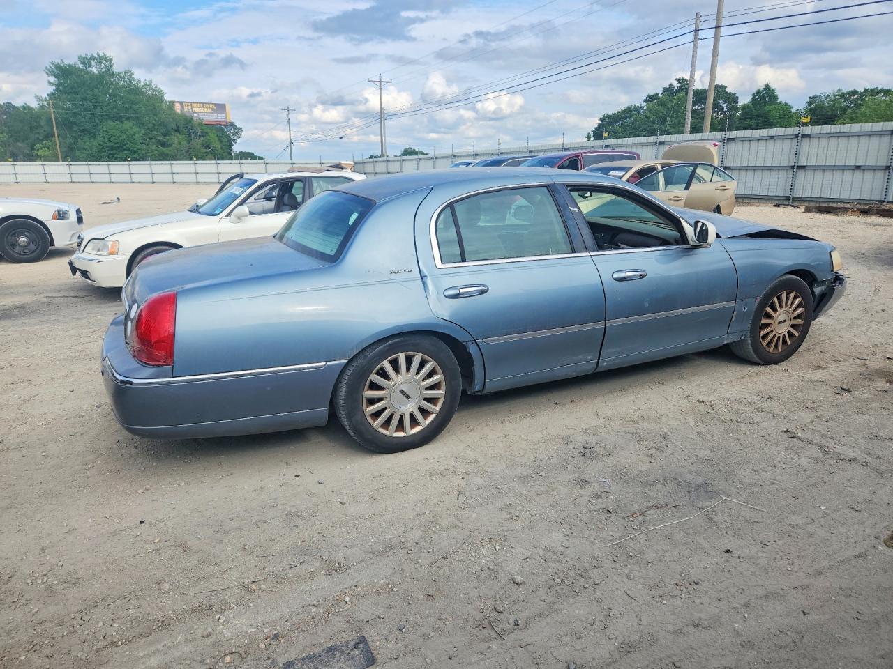 2004 Lincoln Town Car Executive - Image 3