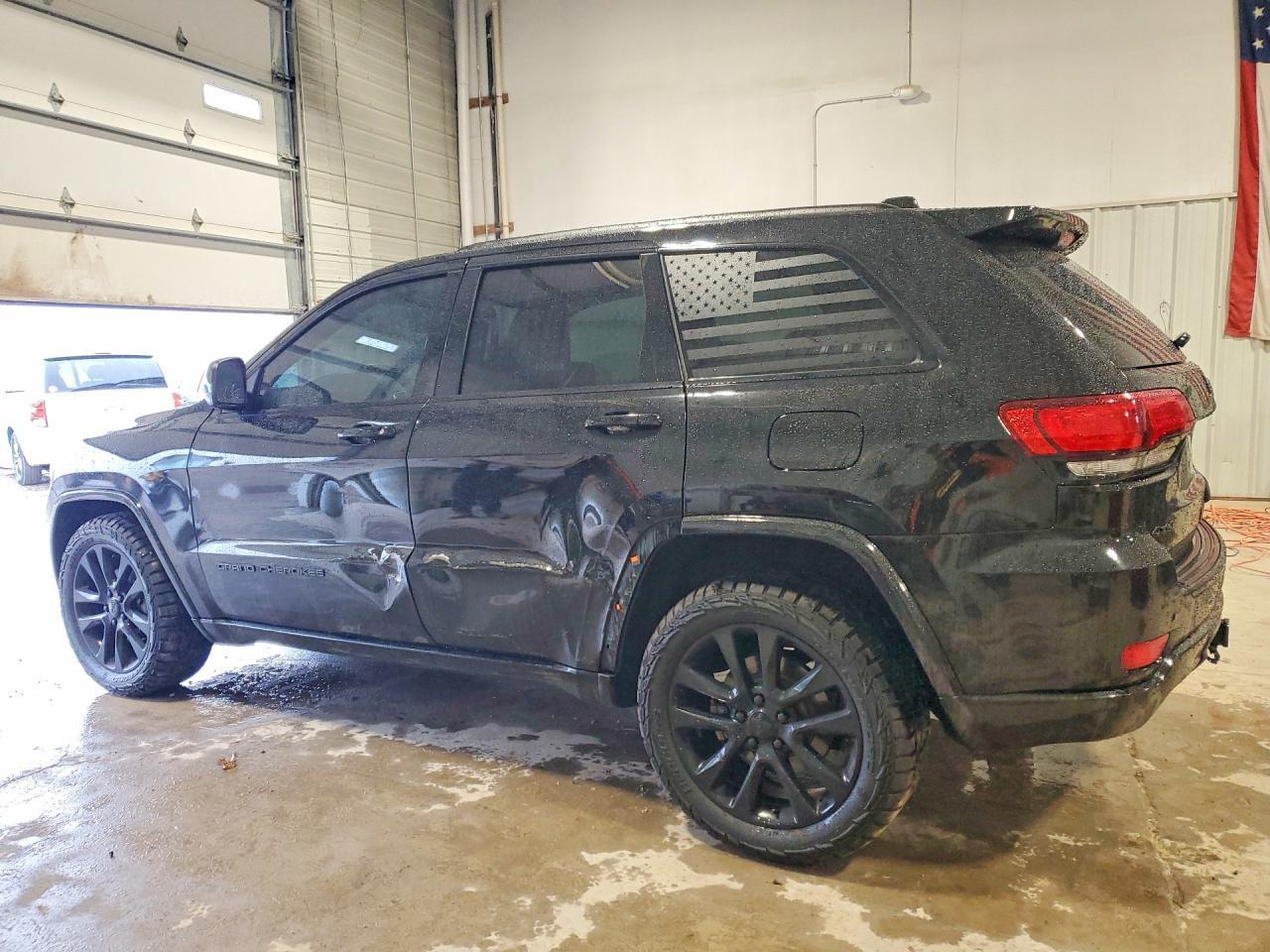 2017 Jeep Grand Cherokee Laredo - Image 2
