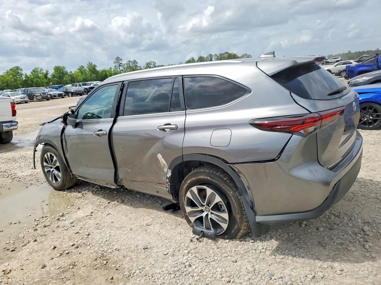 2026 Toyota Highla Xle - Image 2