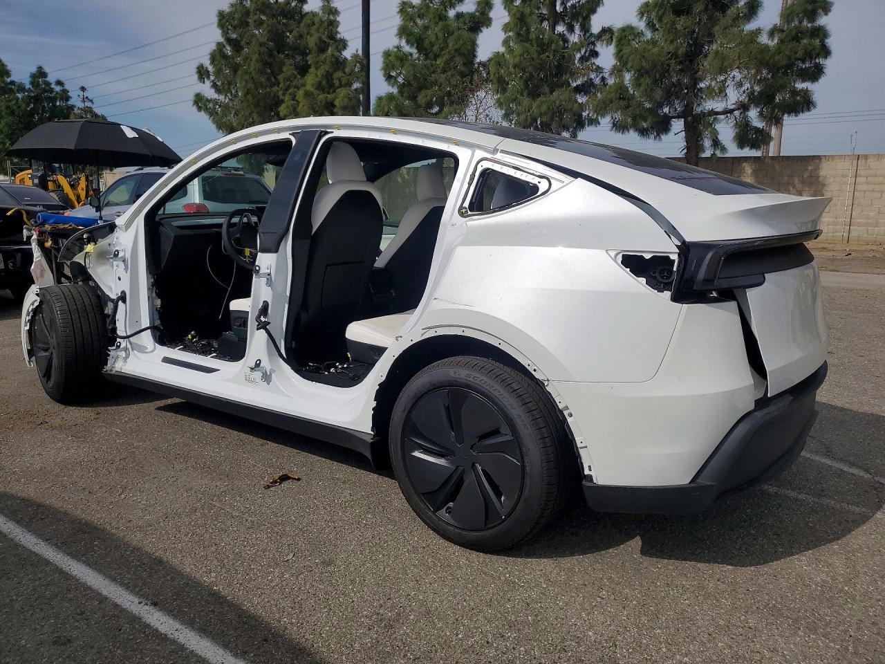 2026 Tesla Model Y - Фото 2