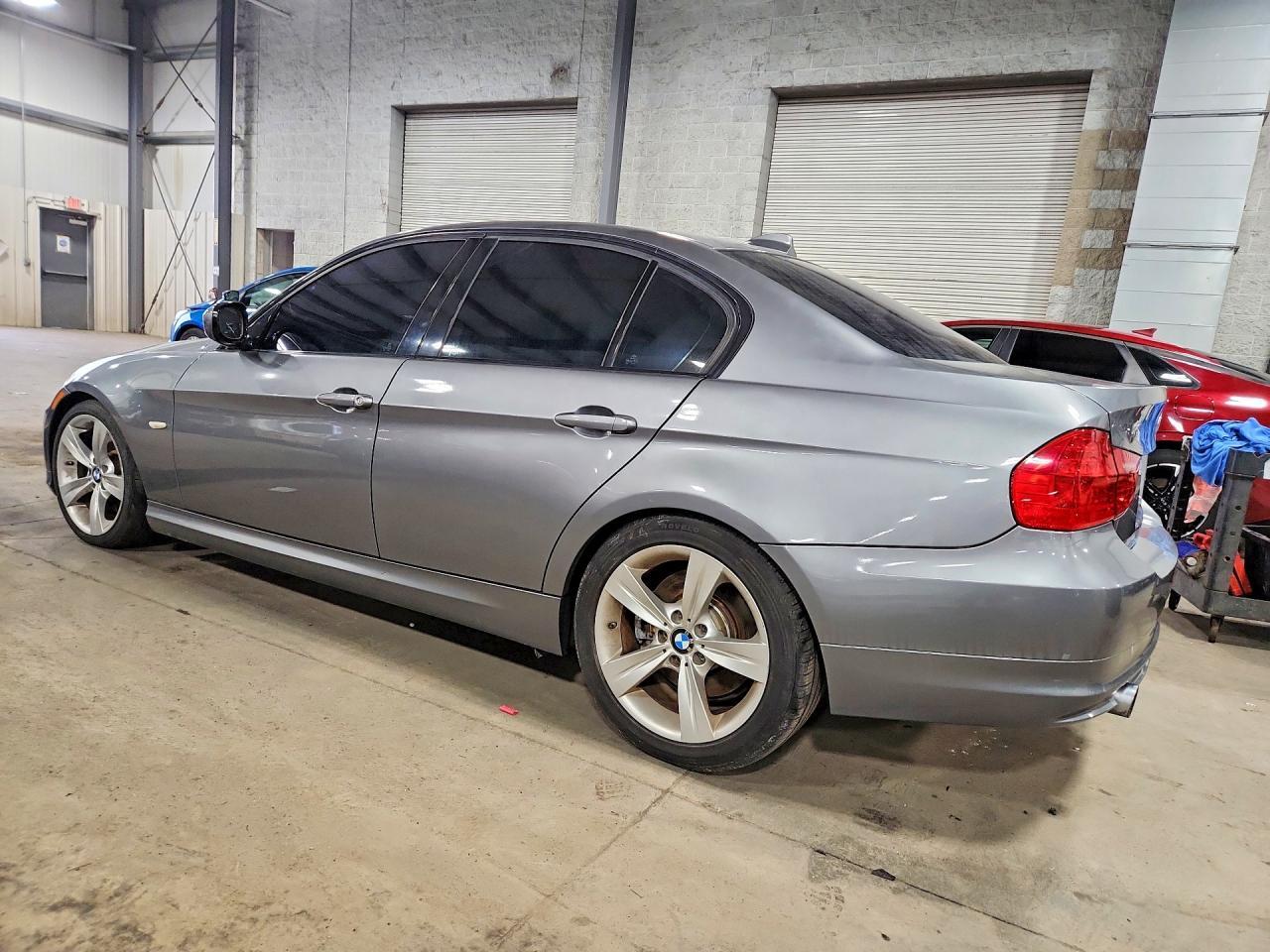 2011 BMW 335 I - Фото 2