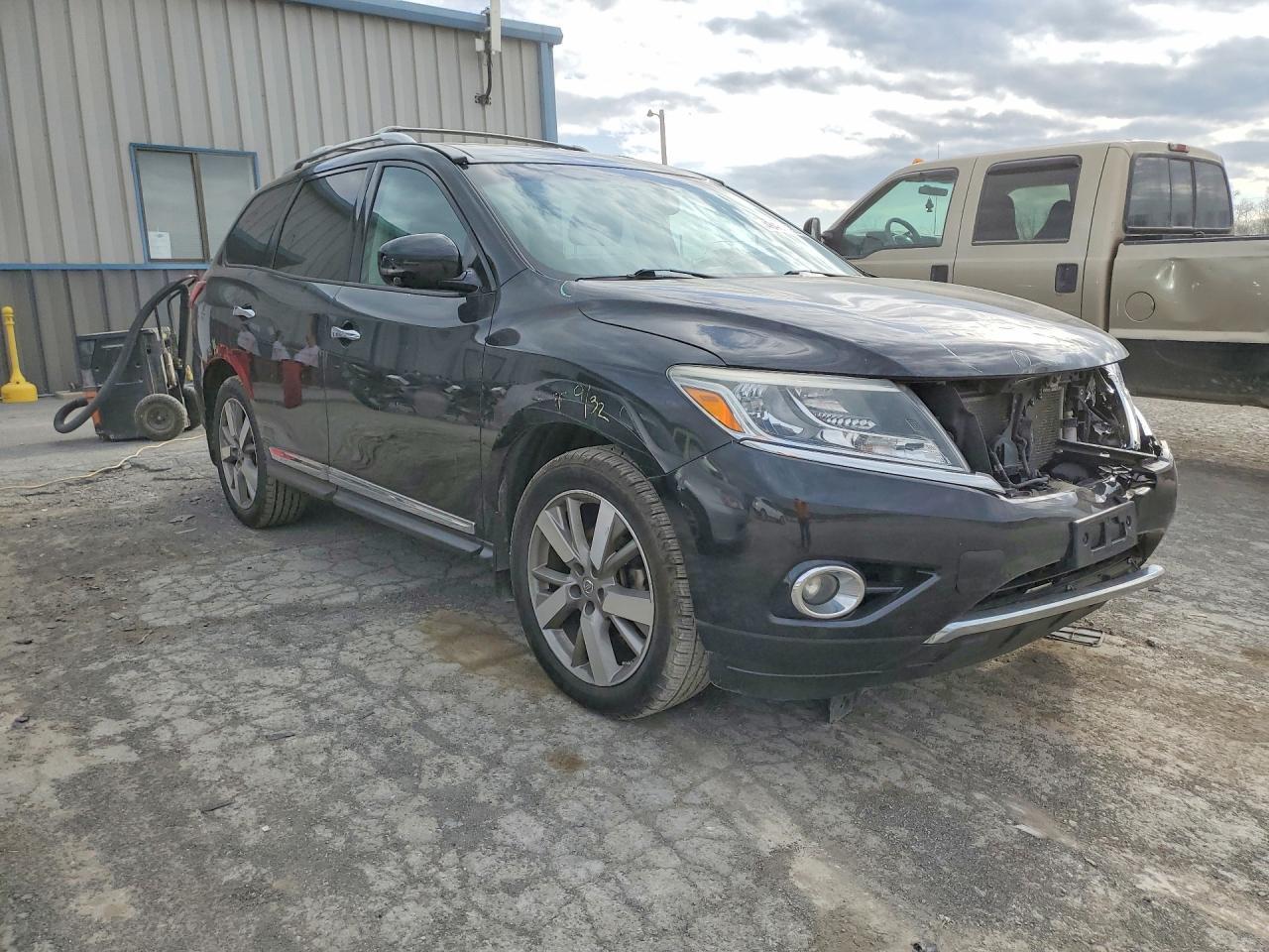 2016 Nissan Pathfinder Platinum - Image 4