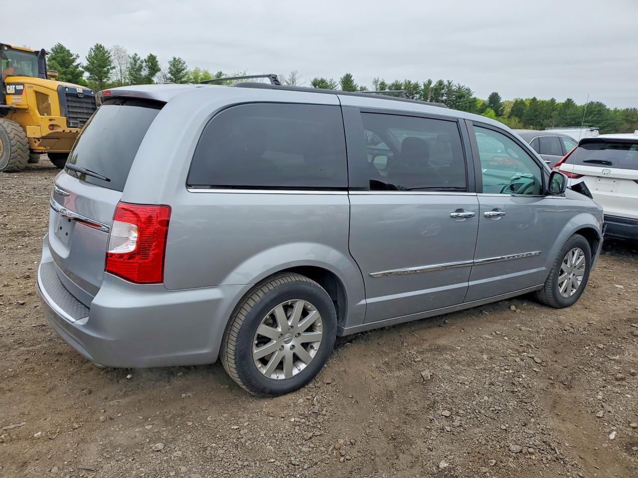 2015 Chrysler Town & Country Touring - Image 3