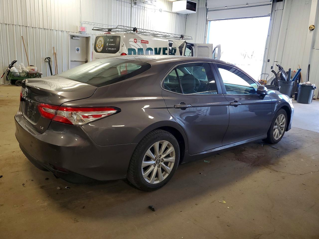 2018 Toyota Camry Le - Фото 3
