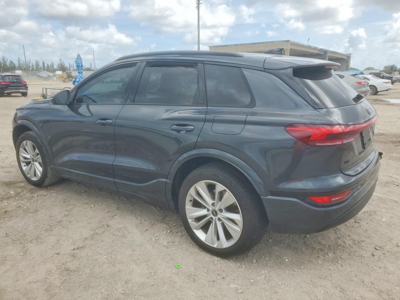 2025 Audi Q6 E-Tron Premium Plus - Фото 2