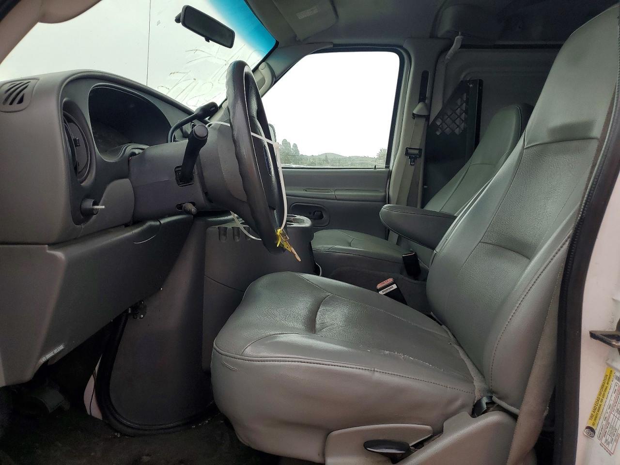 2005 Ford Econoline E250 Van - Image 7