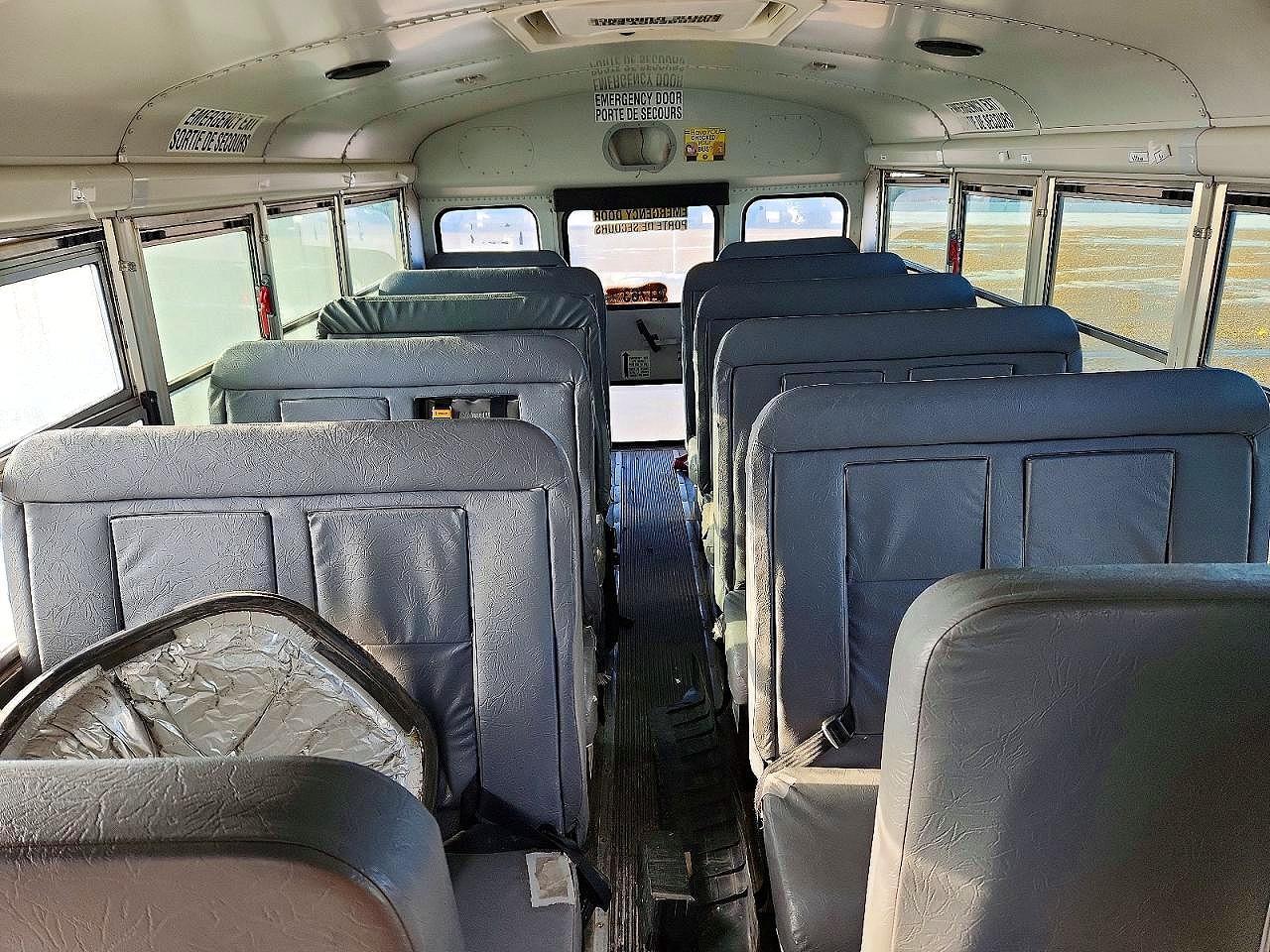 2011 Chevrolet Express Cutaway G3500 - Image 6