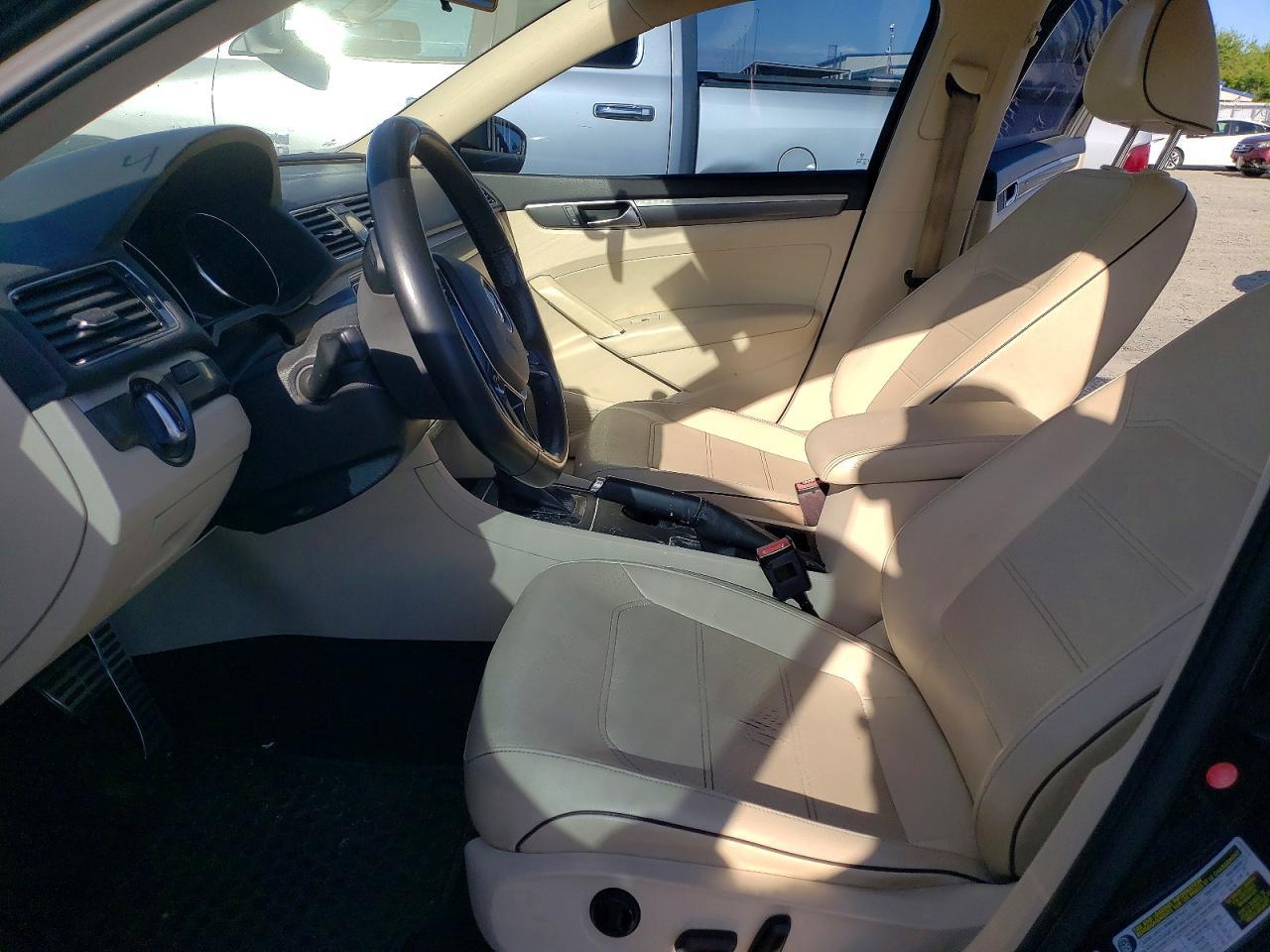 2017 Volkswagen Passat R-Line - Image 7