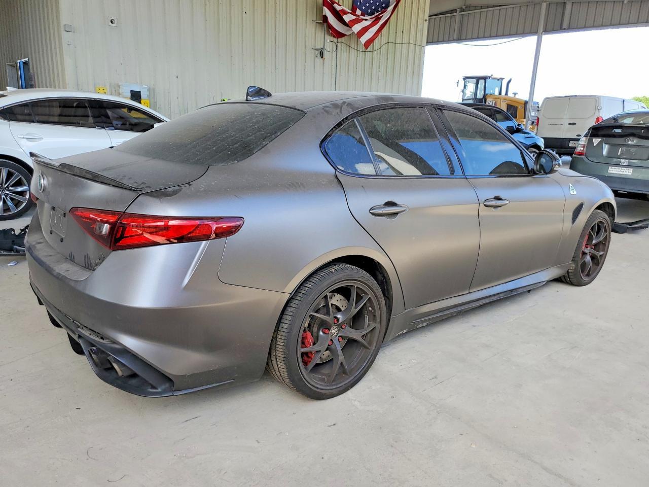 2019 Alfa Romeo Giulia Quadrifoglio - Фото 3