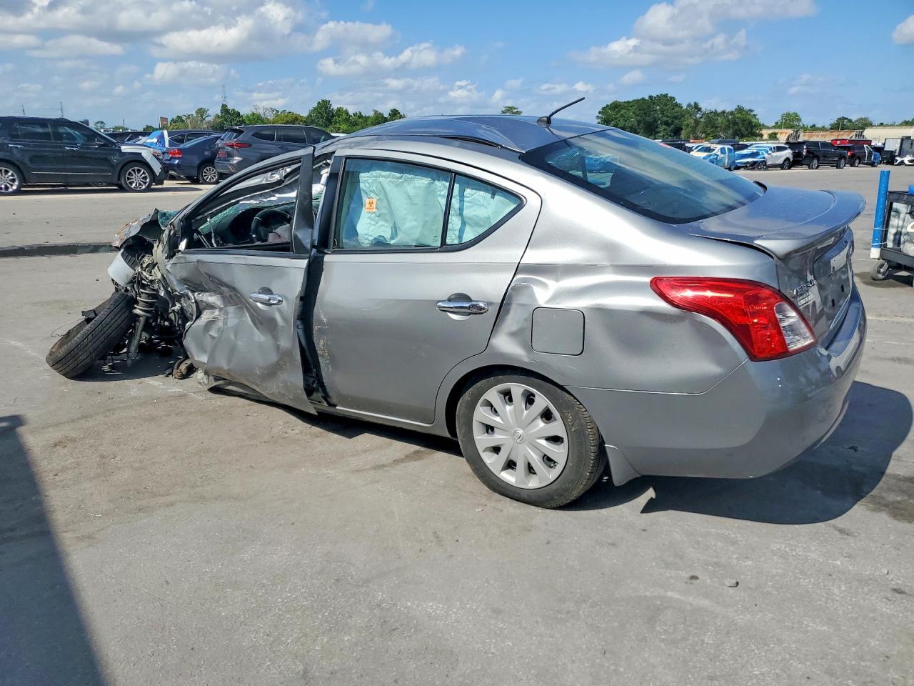 2012 Nissan Versa 1.6 S - Фото 2