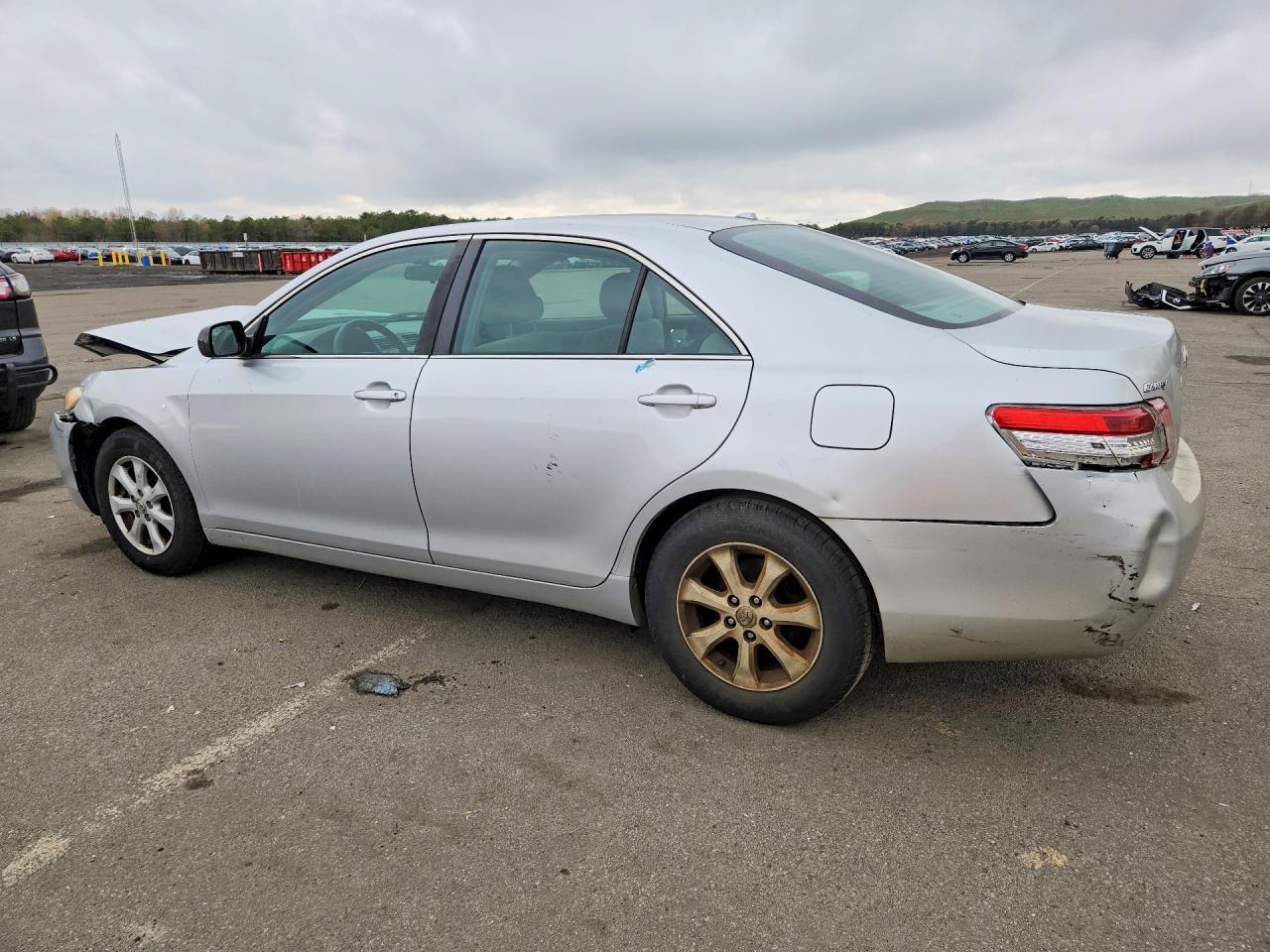 2011 Toyota Camry - Фото 2
