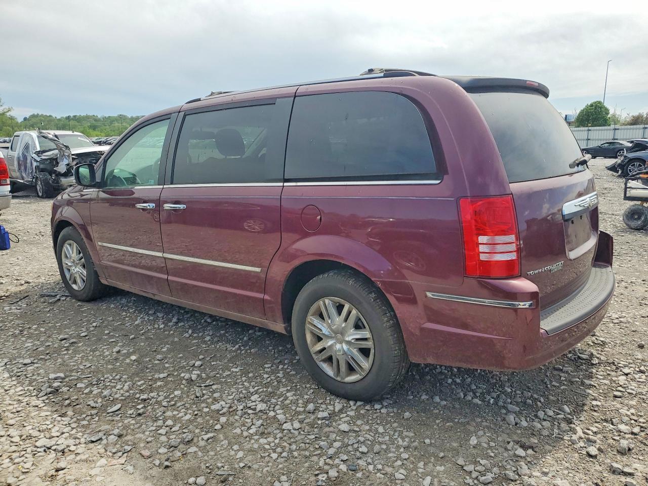 2008 Chrysler Town And Country - Фото 2