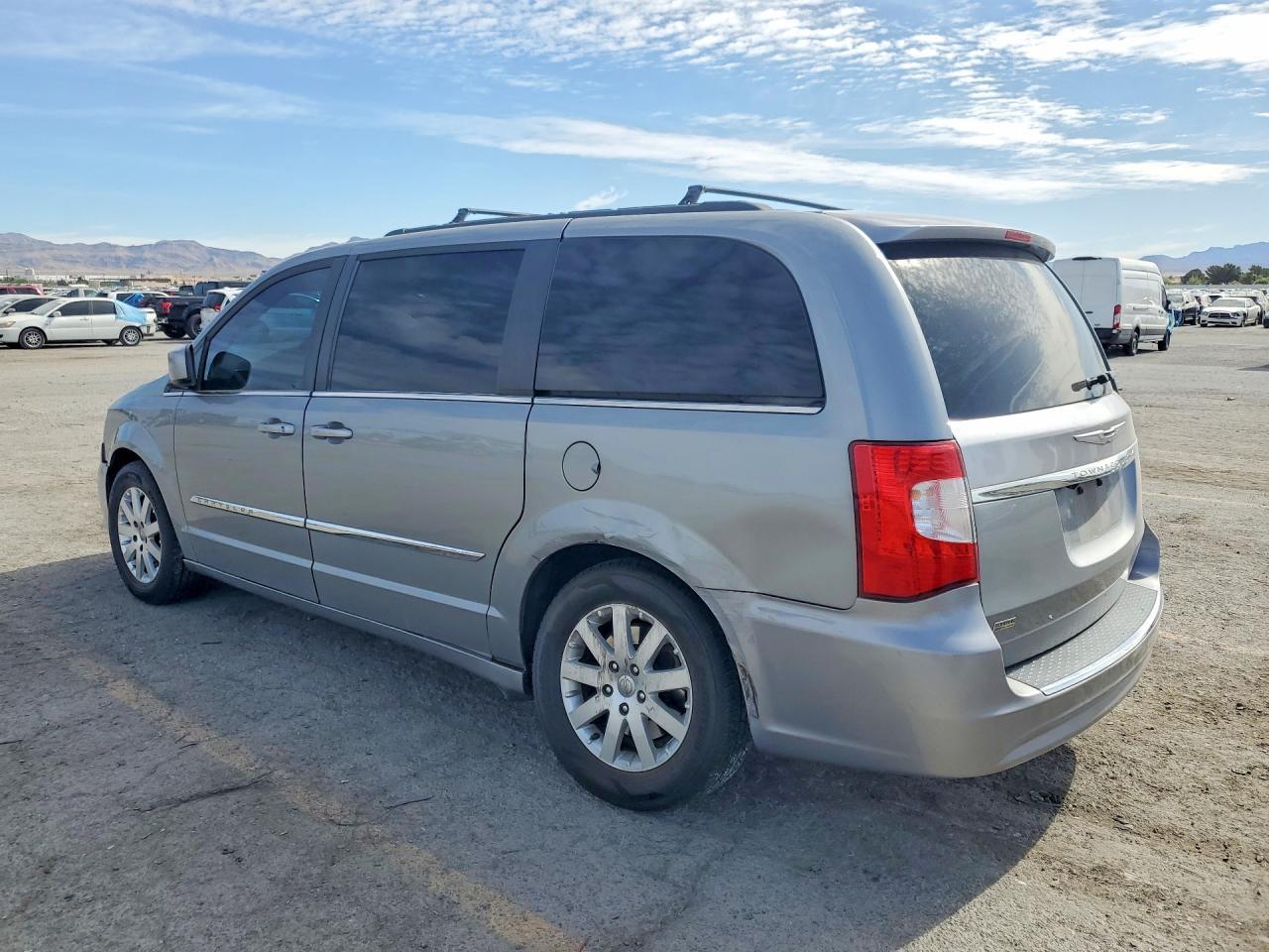 2014 Chrysler Town & Country Touring - Фото 2