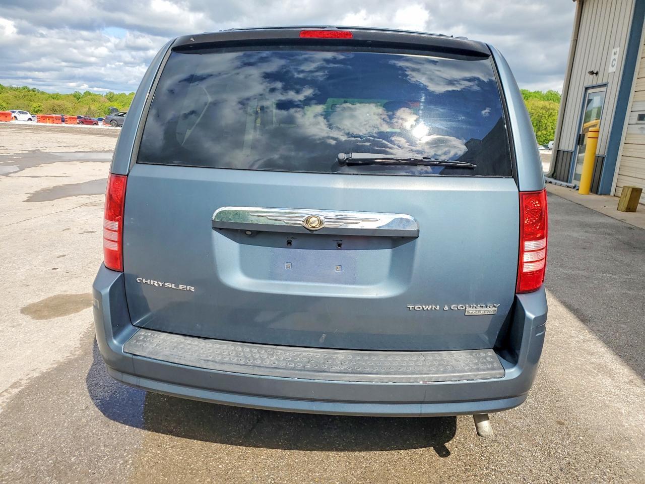 2010 Chrysler Town & Country Touring - Image 6