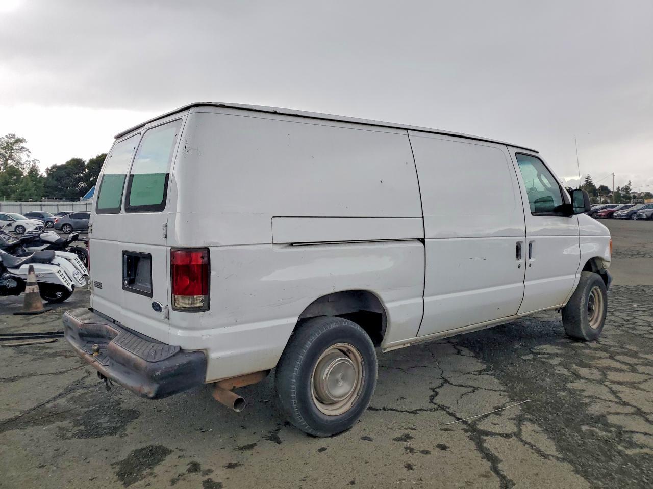 2005 Ford Econoline E250 Van - Image 3