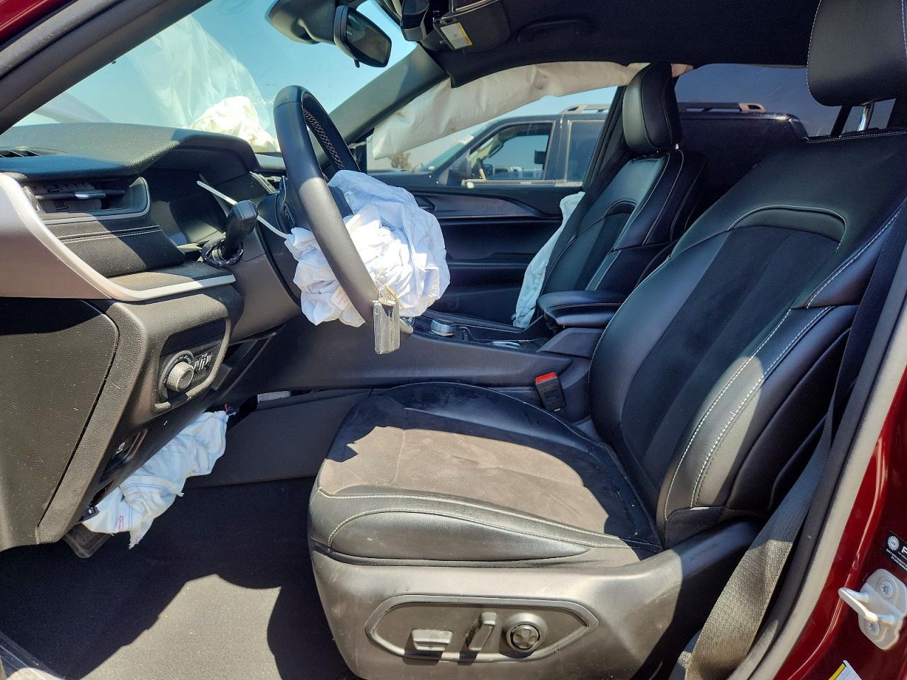 2023 Jeep Grand Cherokee Laredo - Image 7