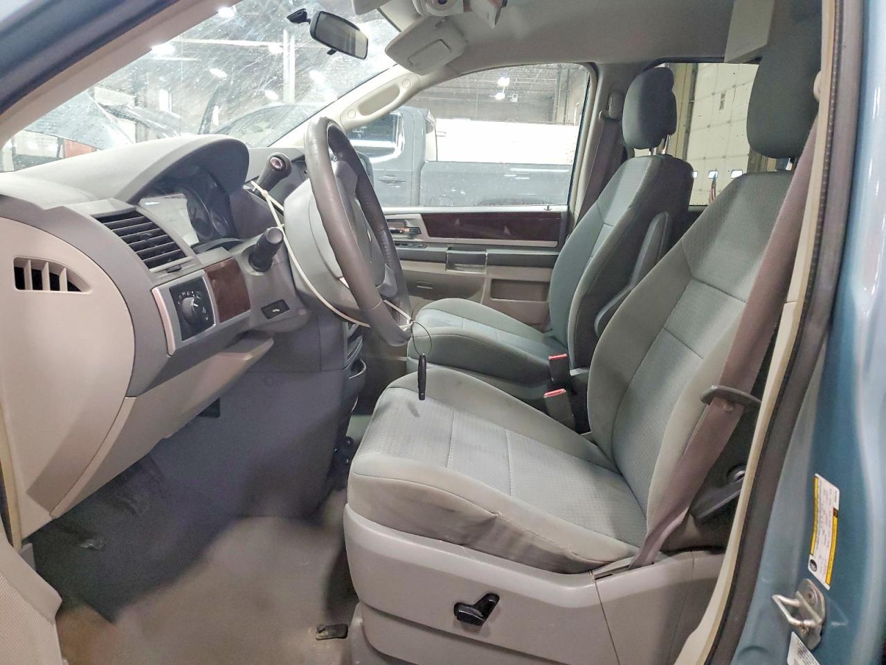 2010 Chrysler Town & Country Touring - Фото 7