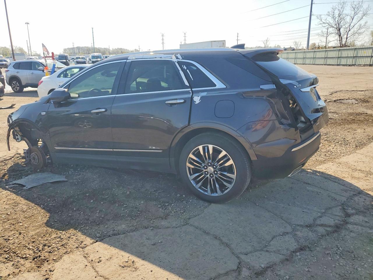 2017 Cadillac Xt5 Premium Luxury - Image 2