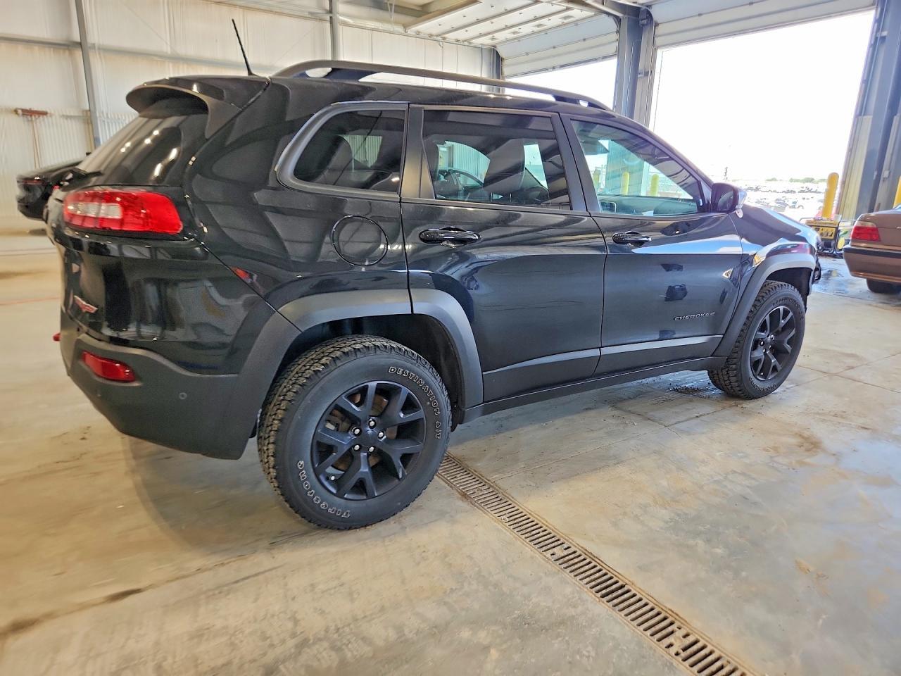 2016 Jeep Cherokee Trailhawk - Image 3