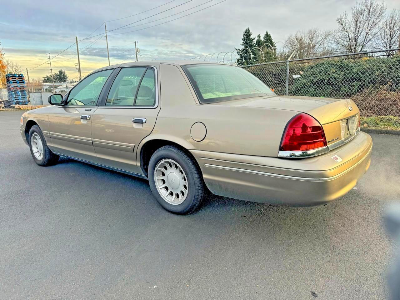 2001 Ford Crown Victoria Lx - Image 3
