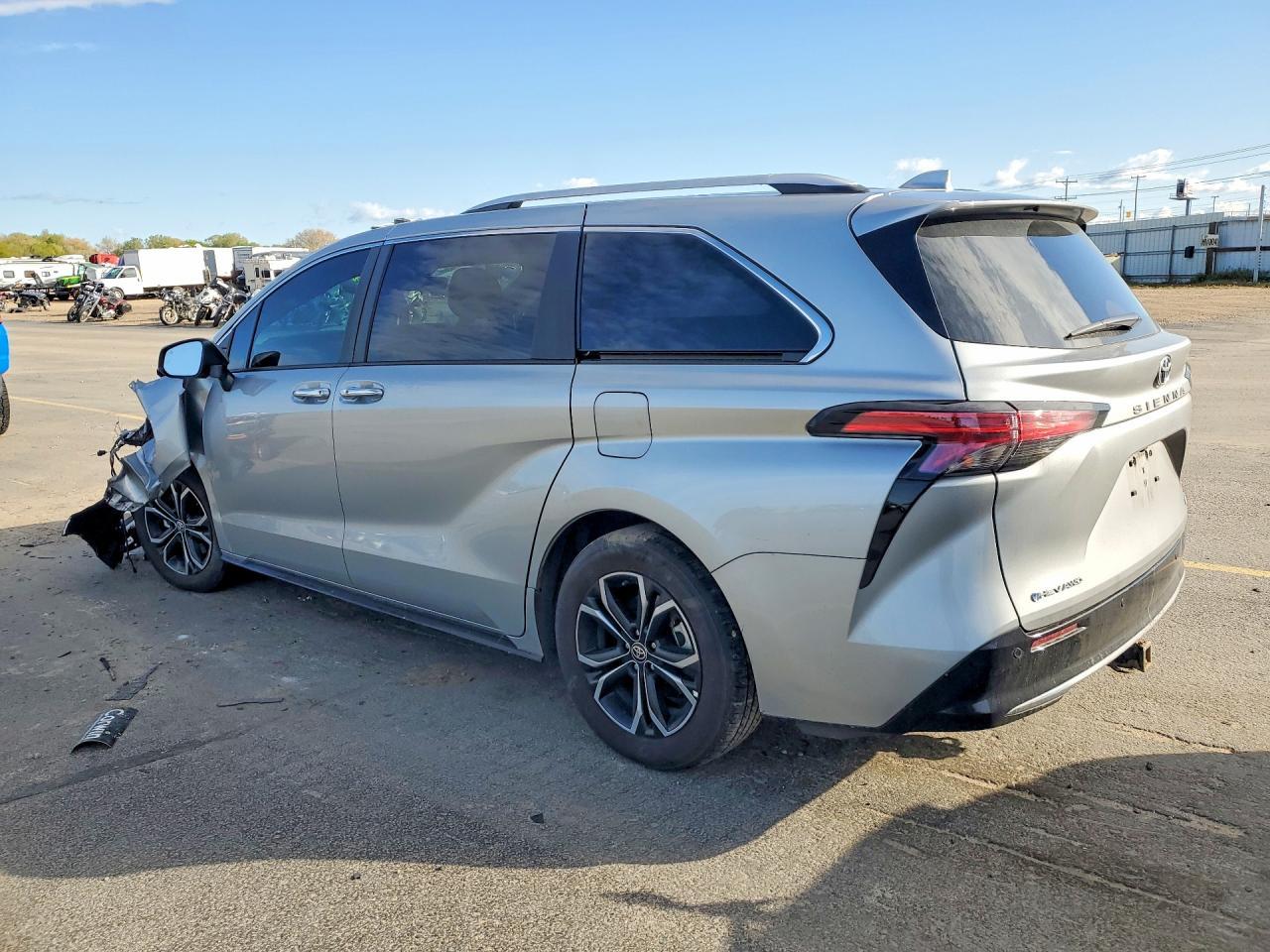 2025 Toyota Sienna Platinum 7-Passenger - Фото 2
