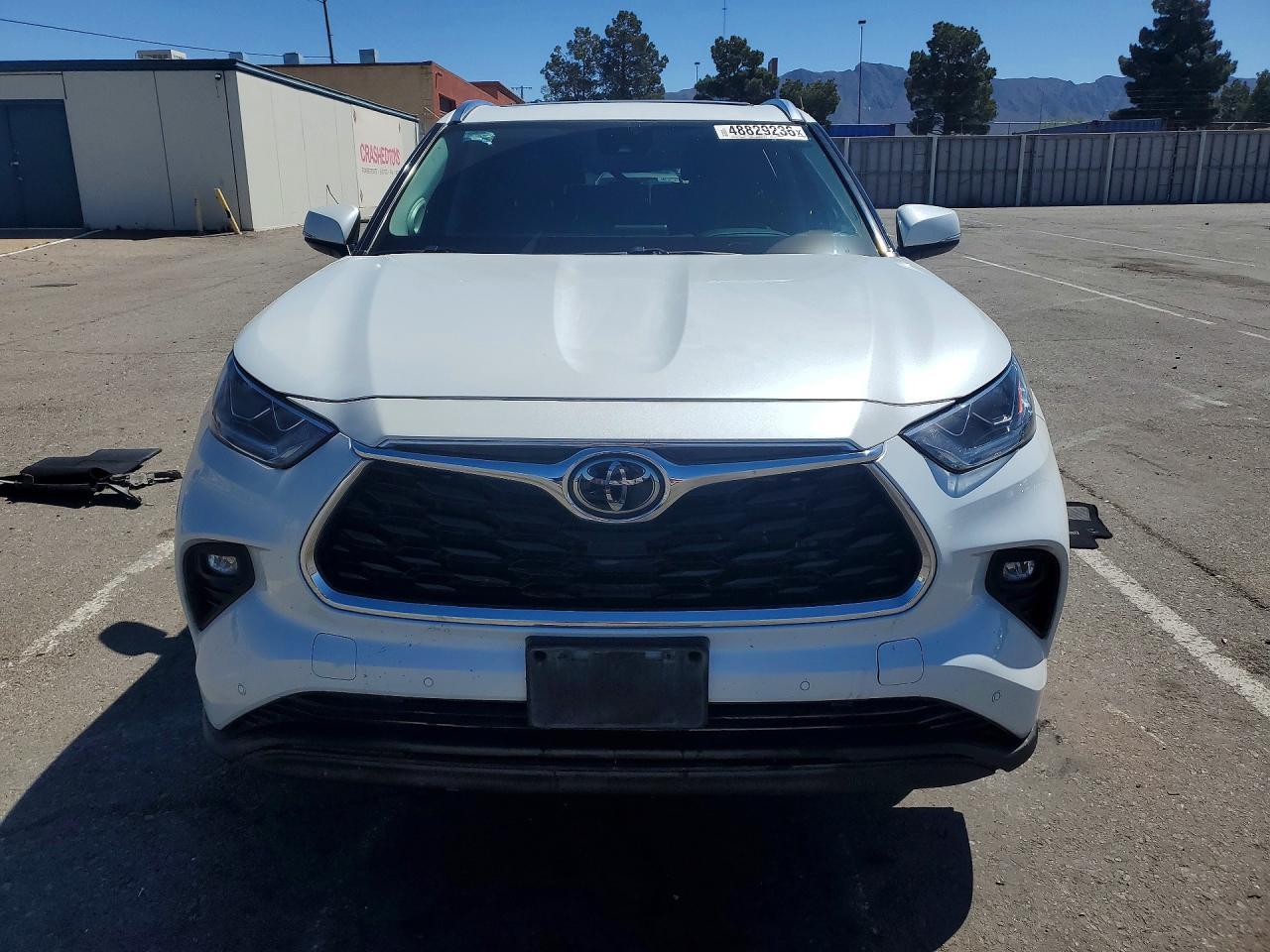 2022 Toyota Highlander - Image 5