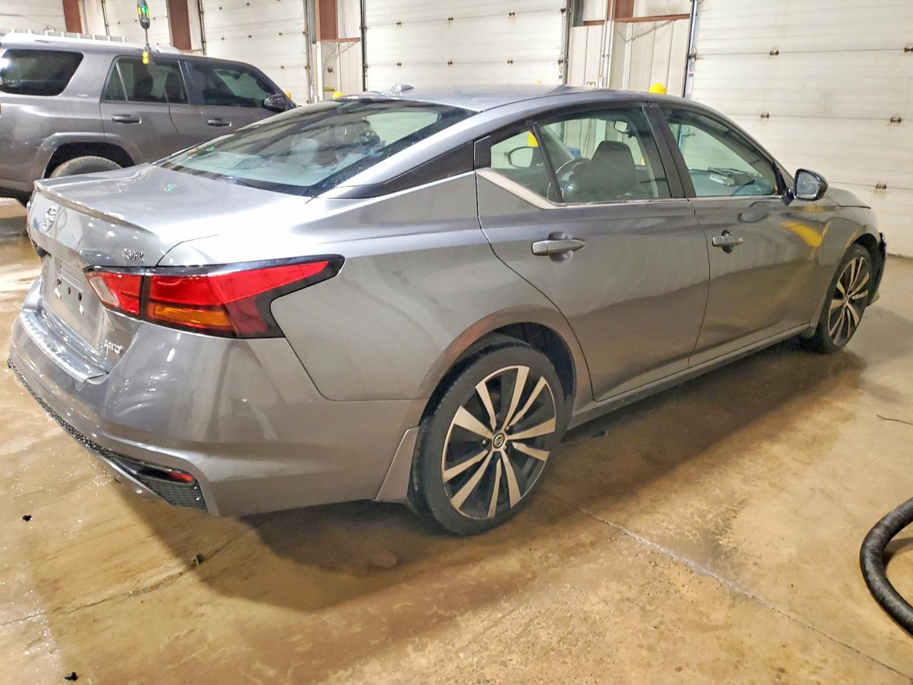 2019 Nissan Altima Sr - Фото 3