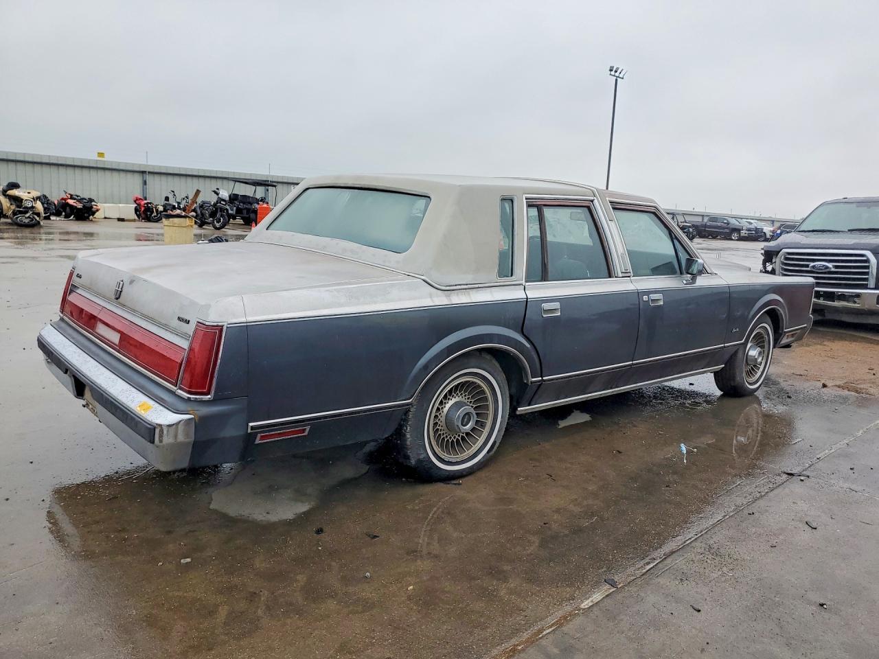 1985 Lincoln Town Car - Image 3