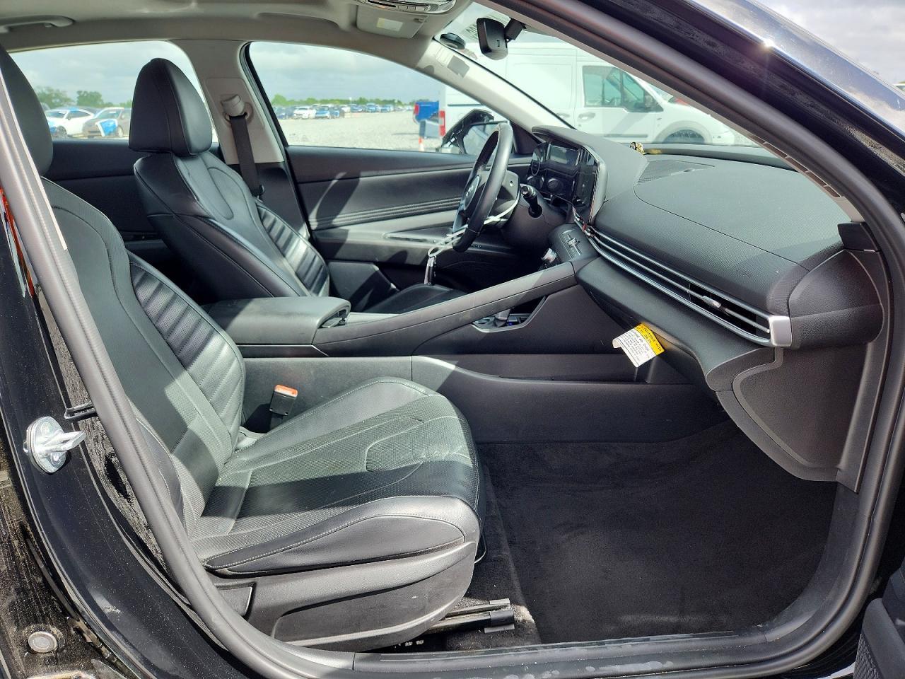 2023 Hyundai Elantra Limited - Image 7