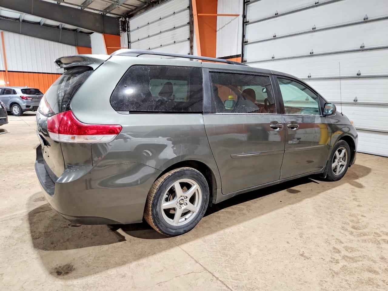 2013 Toyota Sienna Le 8-Passenger - Image 3
