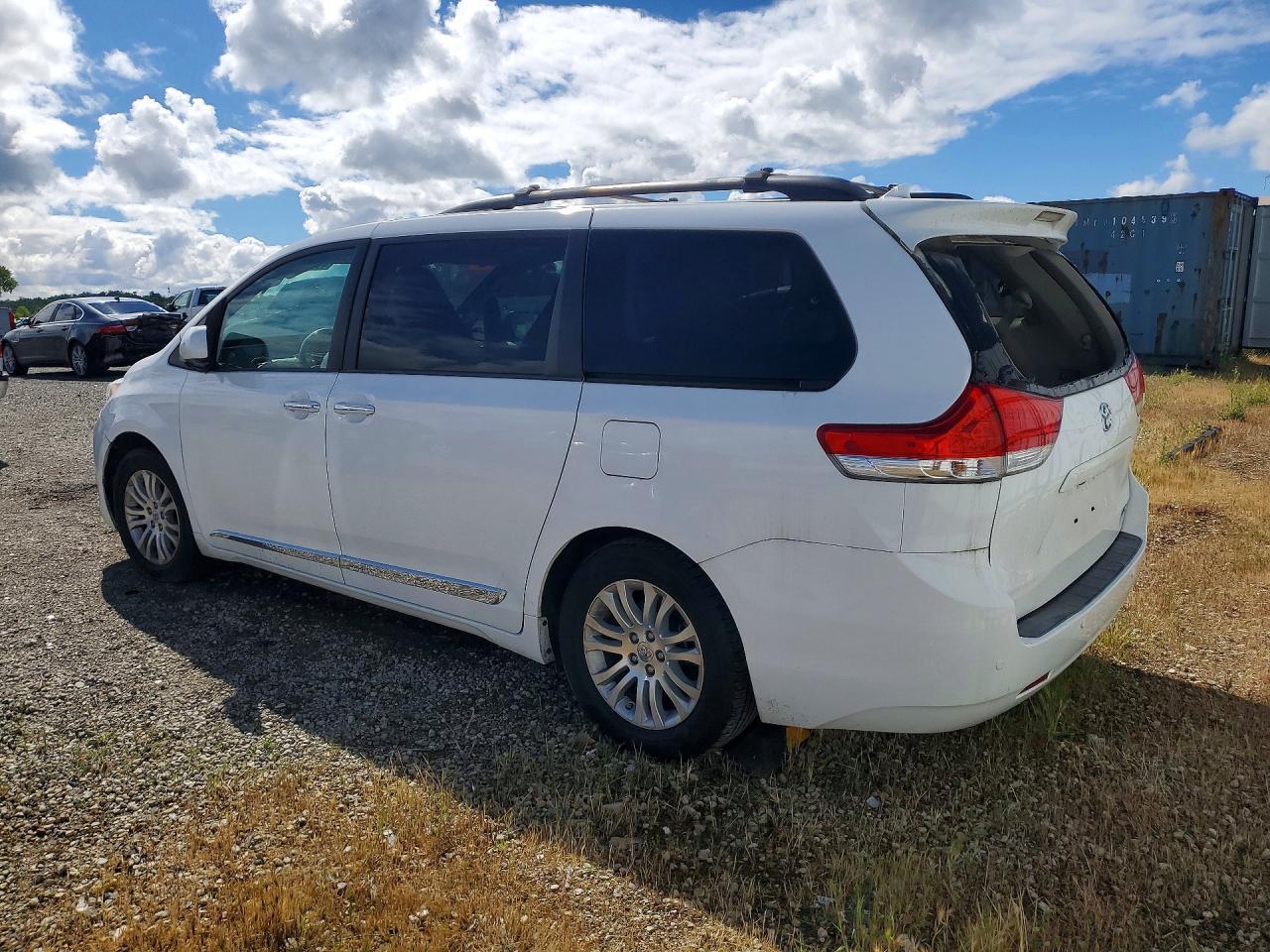 2013 Toyota Sienna Xle 8-Passenger - Фото 2