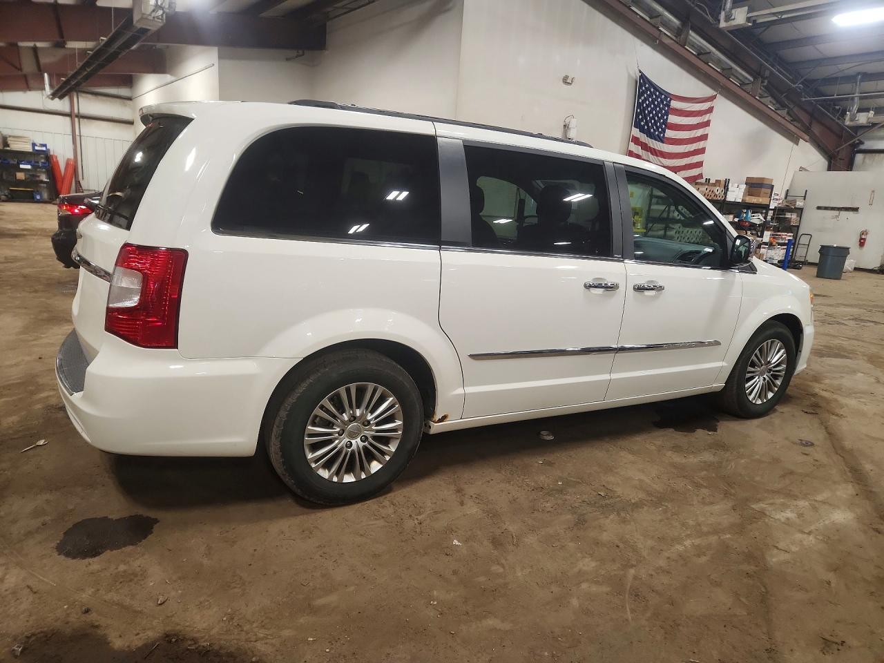 2013 Chrysler Town & Country Touring L - Фото 3