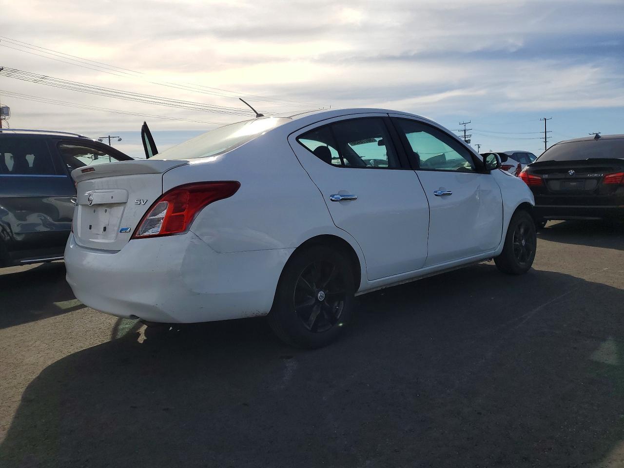 2014 Nissan Versa 1.6 S - Image 3