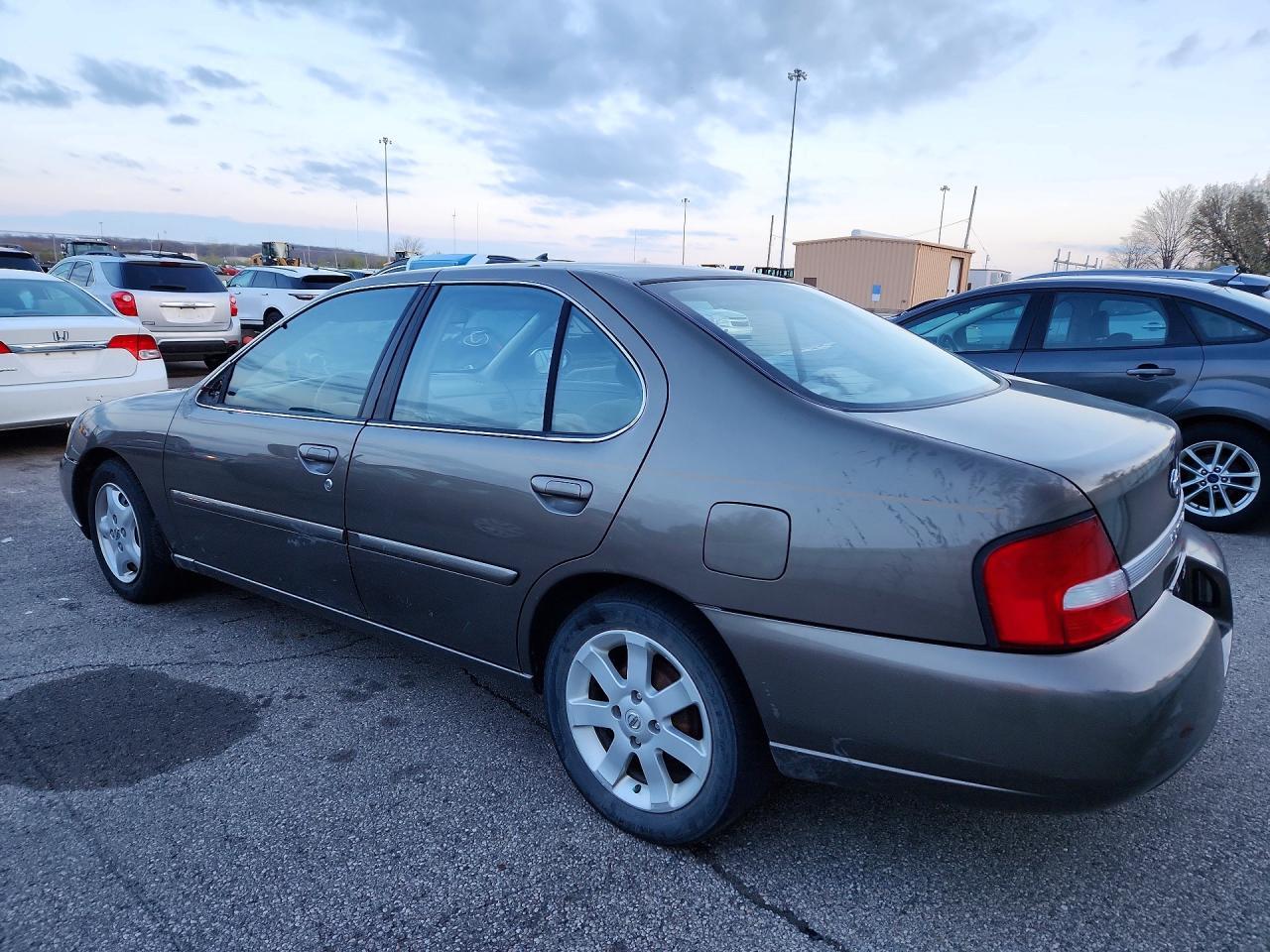 2000 Nissan Altima Xe - Фото 2