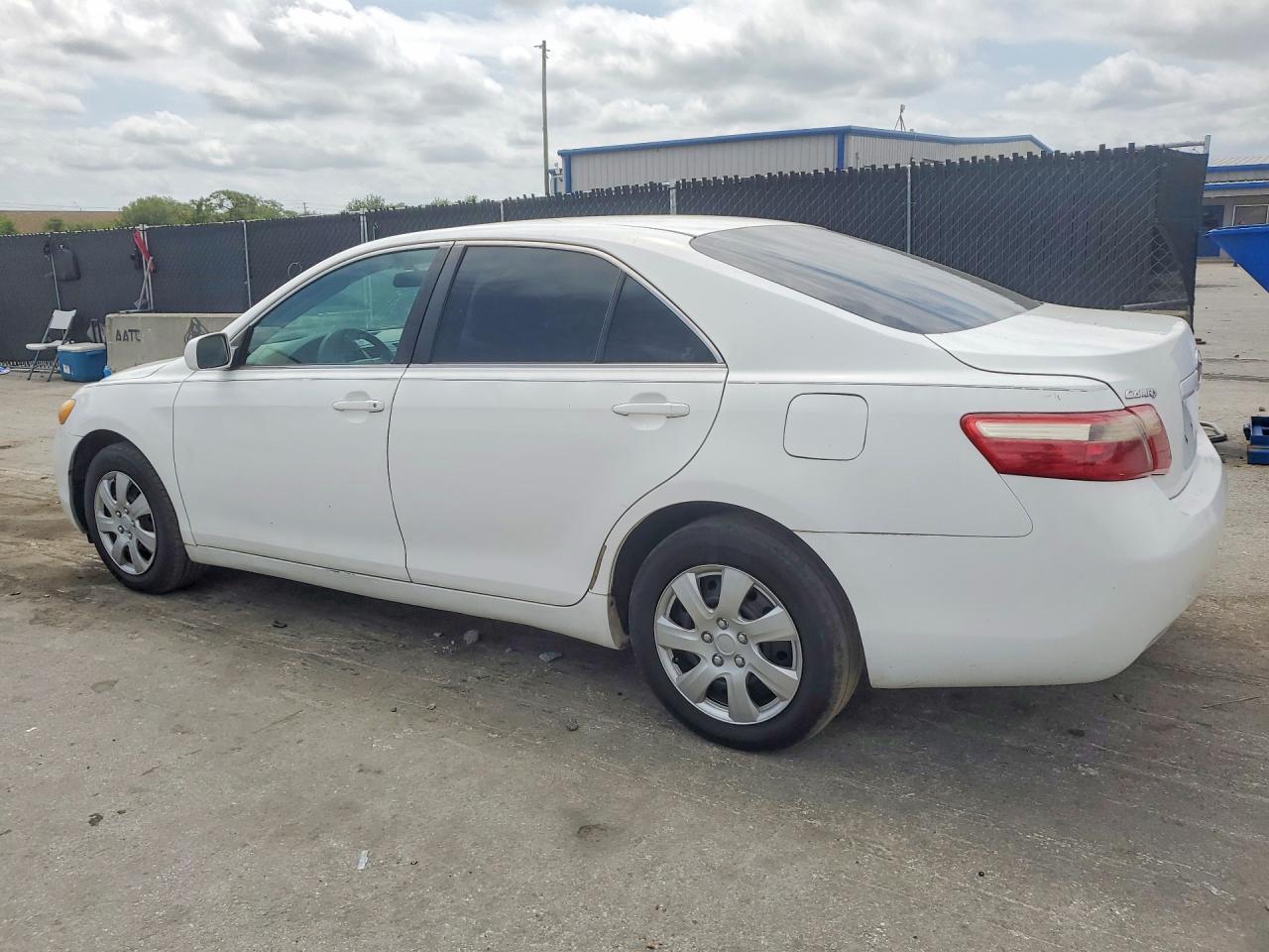 2009 Toyota Camry Le - Фото 2