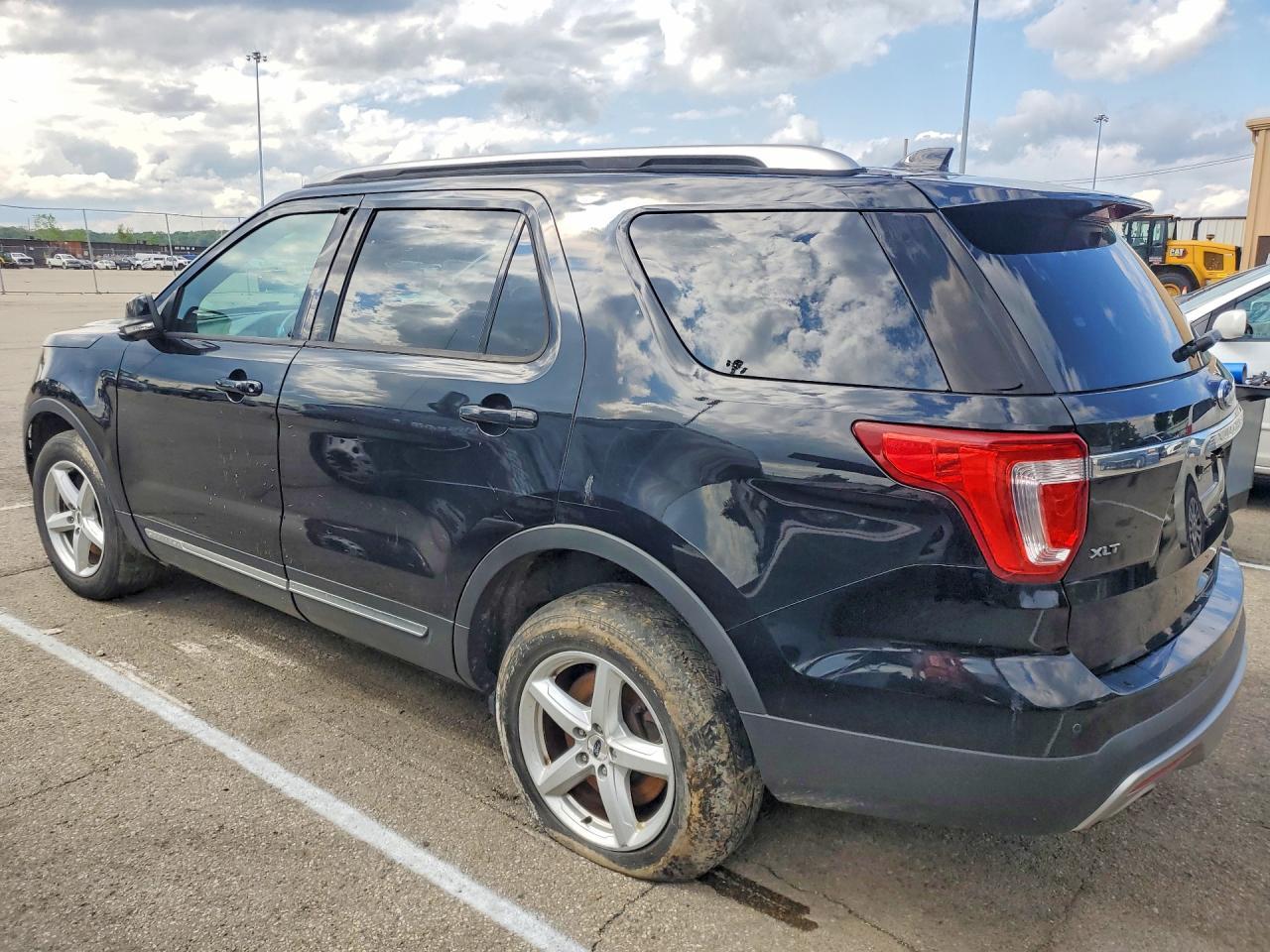 2016 Ford Explorer Xlt - Фото 2