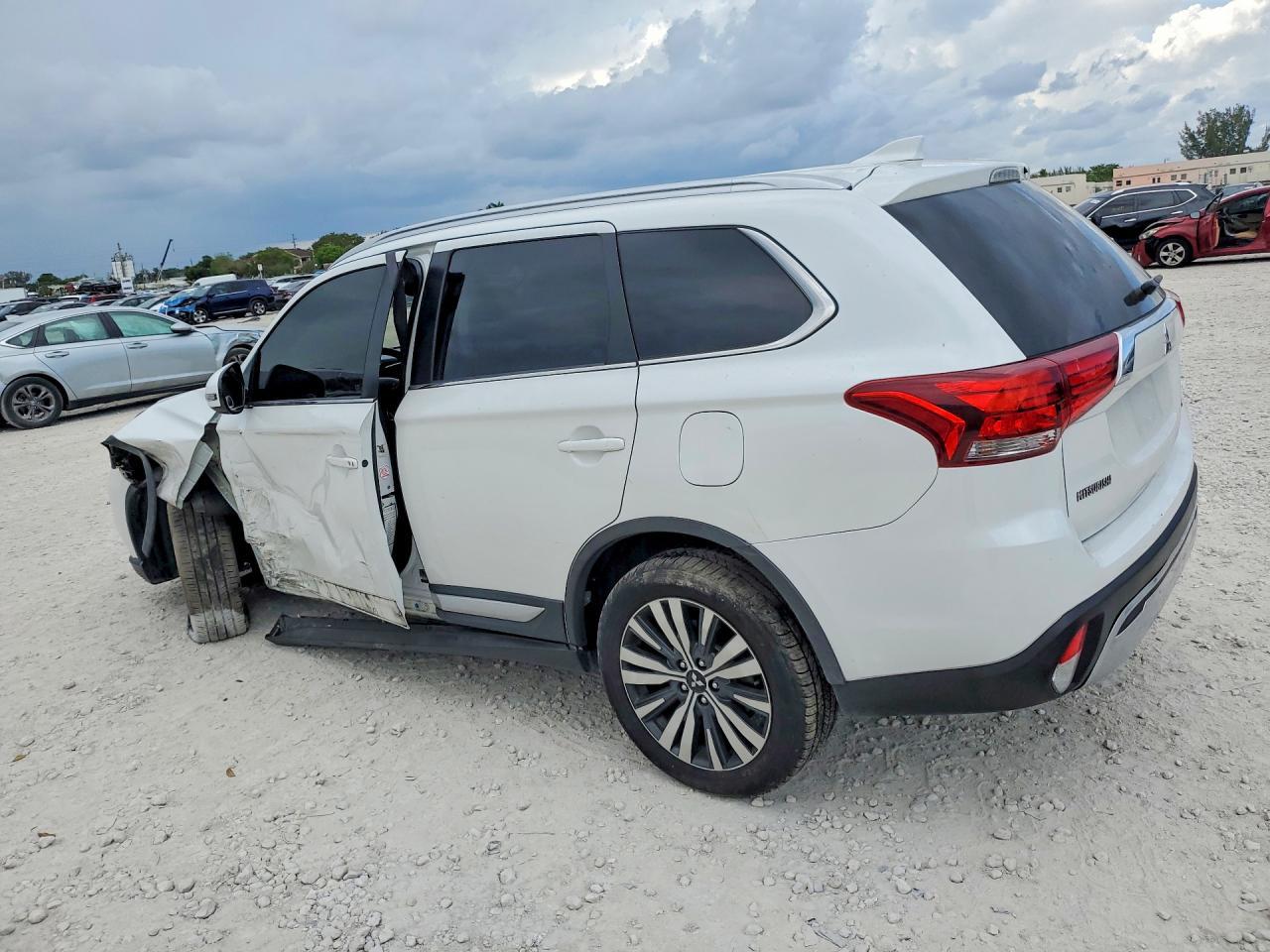 2019 Mitsubishi Outlander Se - Image 2