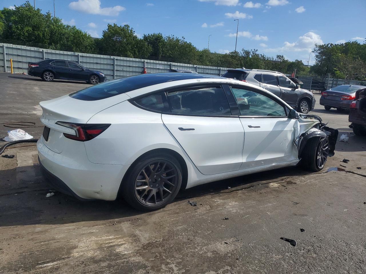 2025 Tesla Model 3 - Фото 3