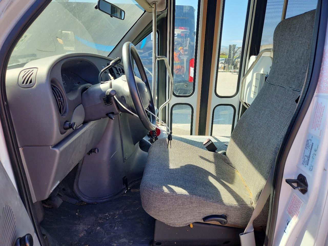 2003 Ford Econoline E450 Super Duty Cutaway Van - Фото 7