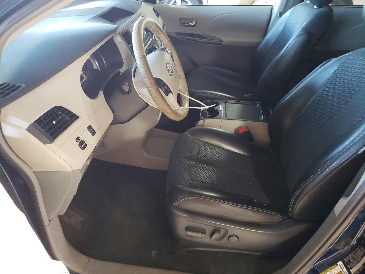2011 Toyota Sienna Se 8-Passenger - Image 7
