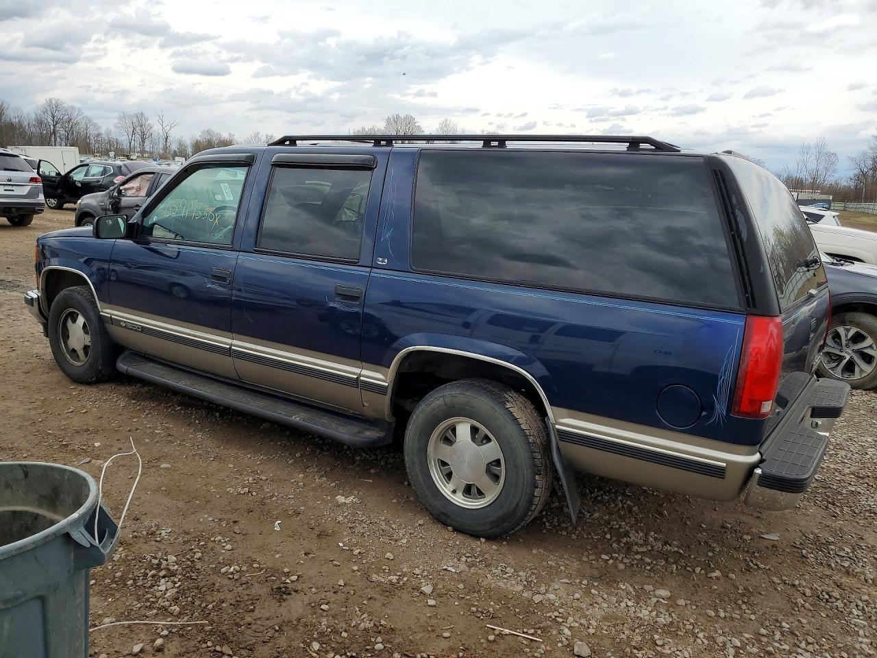 1998 Chevrolet Suburban C1500 - Фото 2