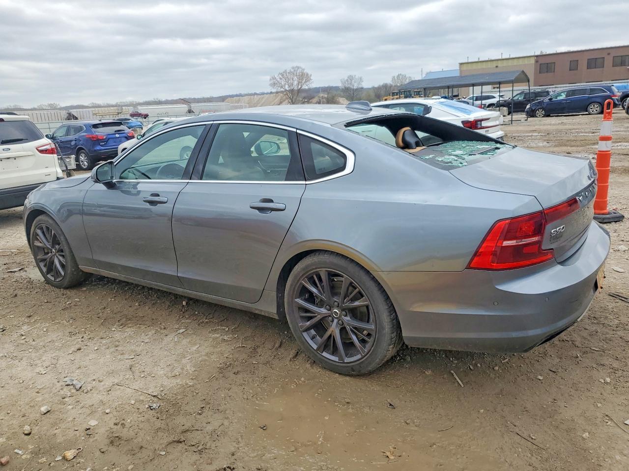 2017 Volvo S90 T6 Momentum - Фото 2