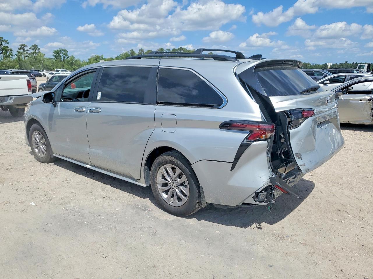 2025 Toyota Sienna Xle 8-Passenger - Фото 2