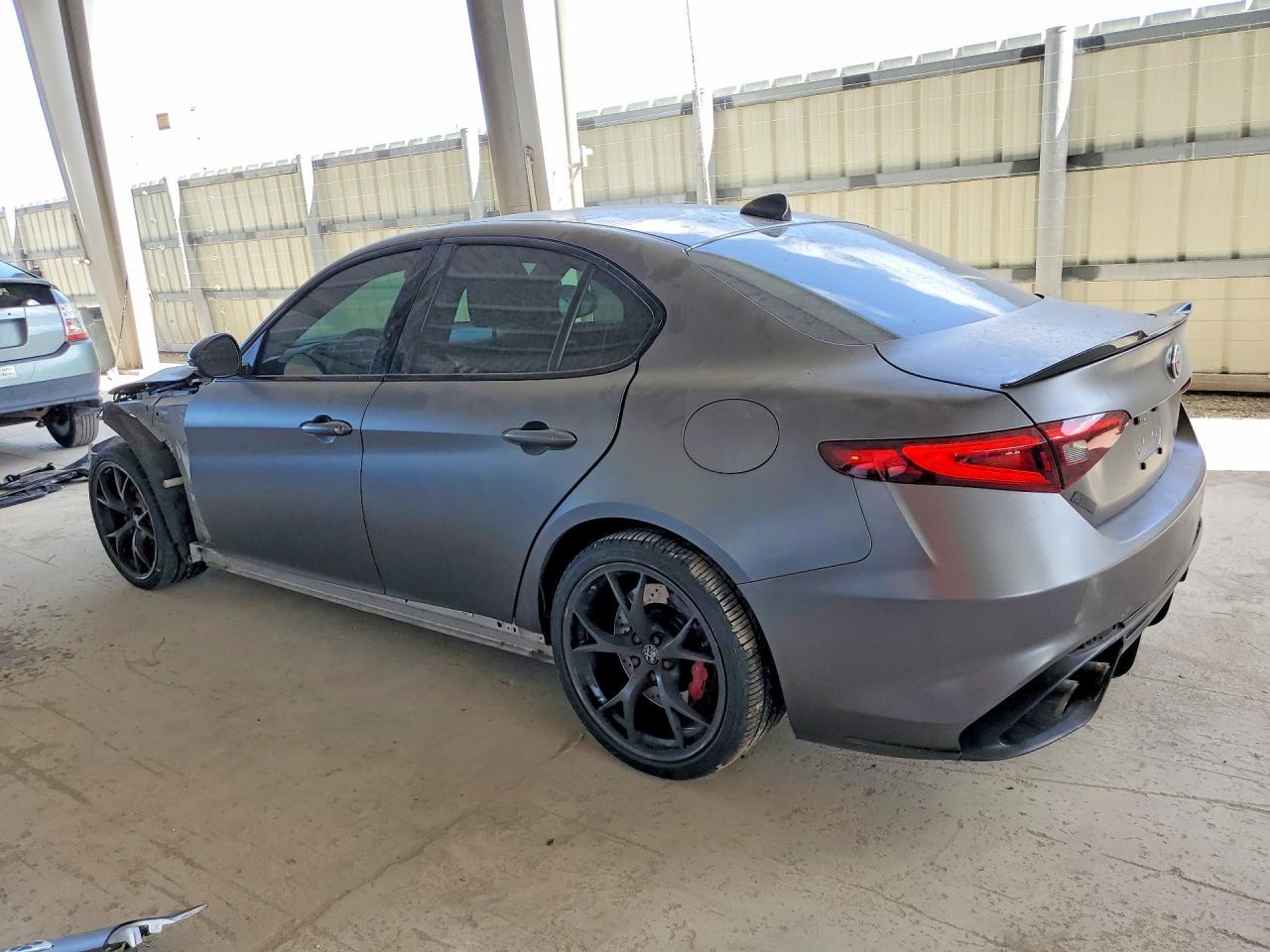 2019 Alfa Romeo Giulia Quadrifoglio - Фото 2