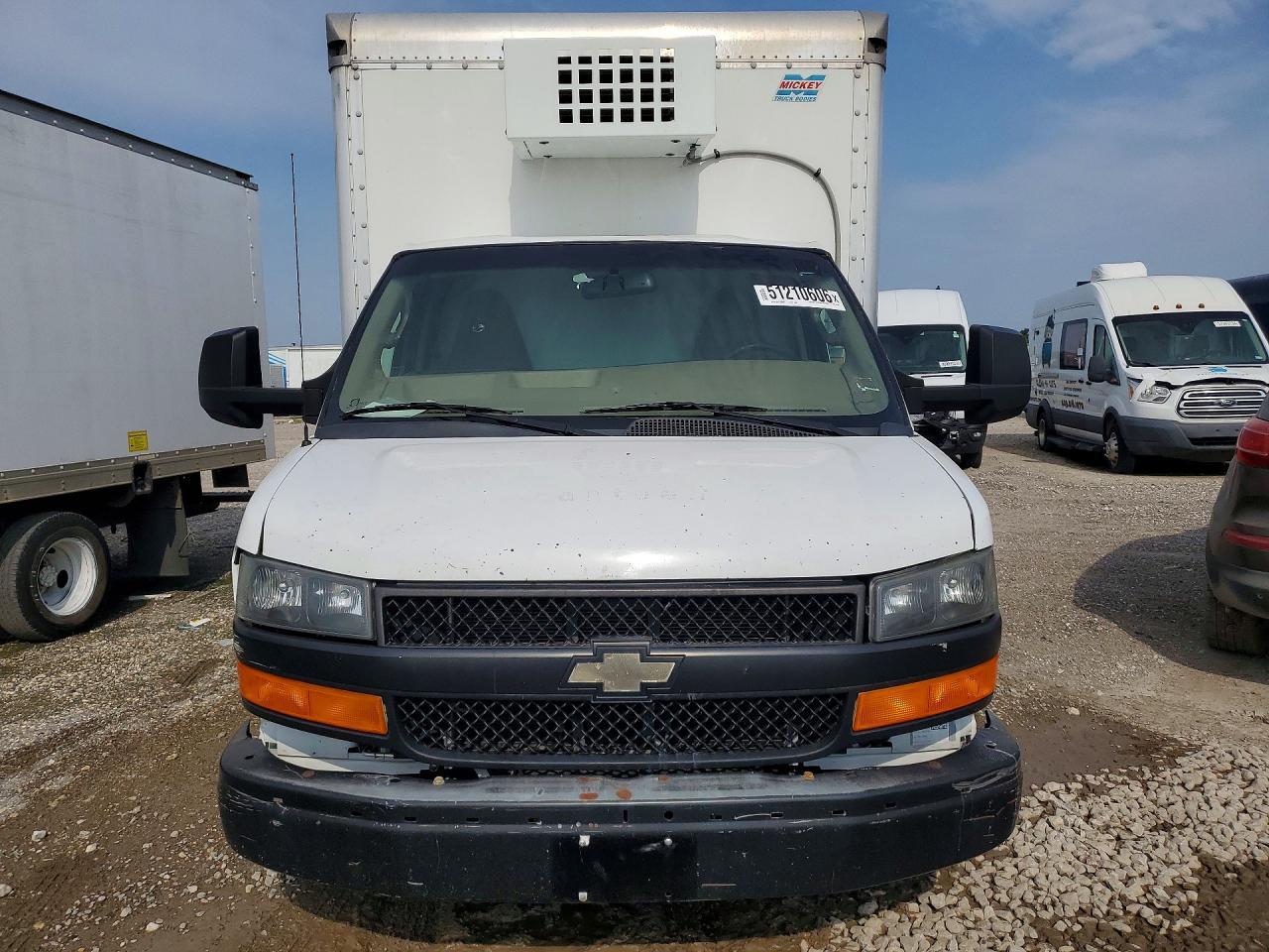 2018 Chevrolet Express Refrigerated Box Truck - Фото 5